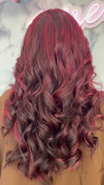 Red hair era: unlocked ❤️‍🔥. From Natural brown to a deep, multidimensional red that steals the show. 

Book your transformation today: 
📍 Schotlandstraat 41, The Shops at Ling & Sons, Aruba
☎️ 297 5834644 | 📲 297 7477744
🌐 https://beautysalonaruba.com